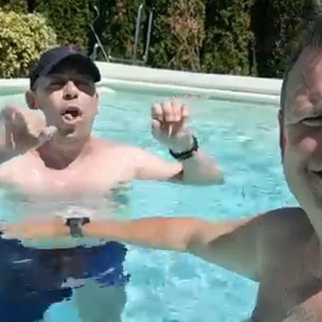 Dubravko Jagić pjeva u bazenu