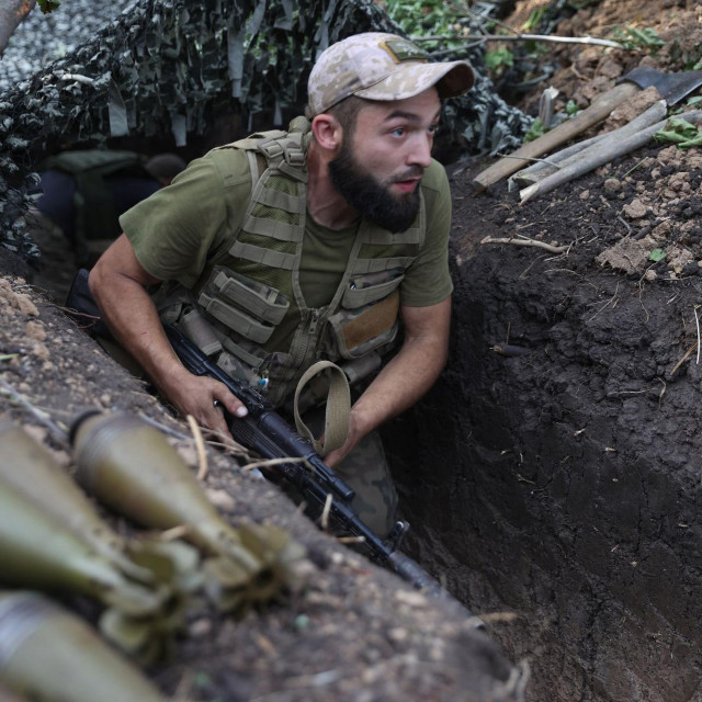 Ukrajinski vojnik u rovu