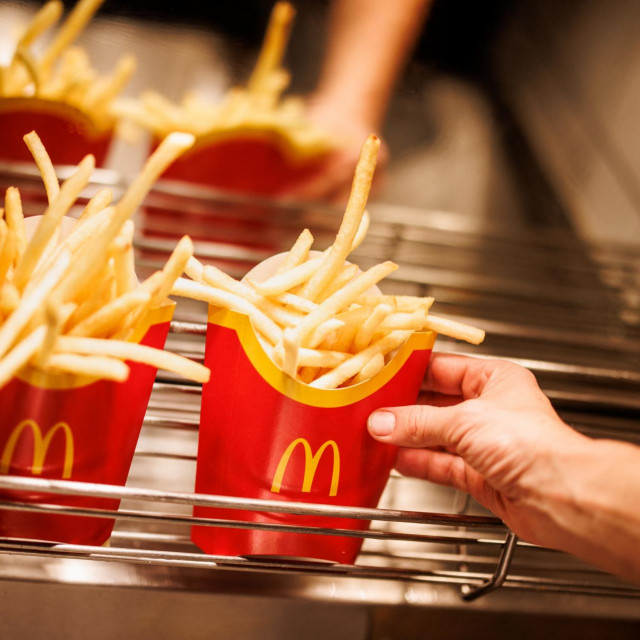 Sims je zatražio nove krumpiriće, umjesto povrata novca, i počeo se obračunavati s blagajnikom