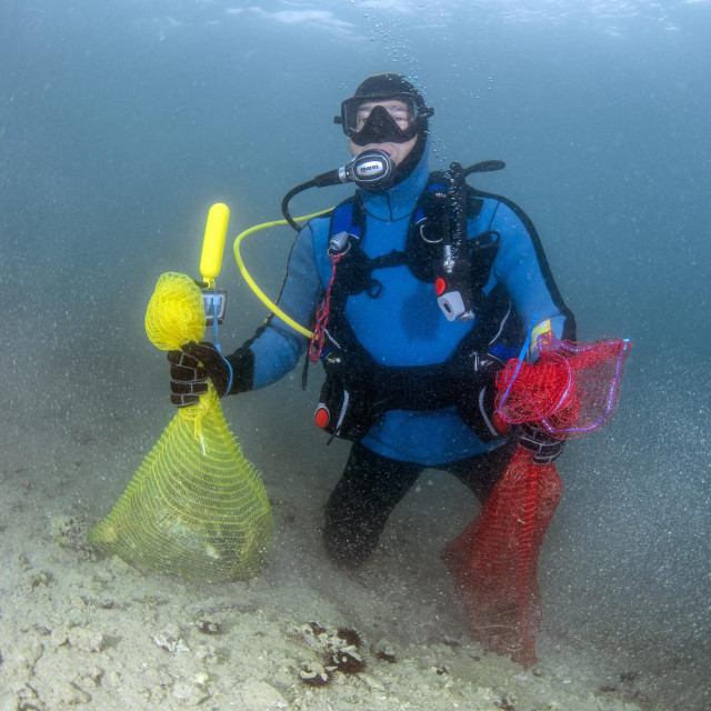 Otpad se prikupljao u vreće i potom vadio na obalu