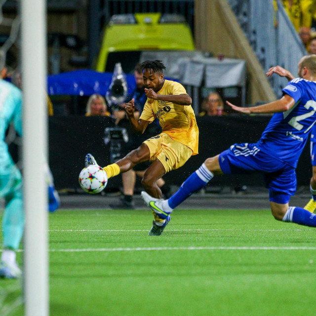 Joel Mvuka i Josip Mišić tijekom utakmice Bodø/Glimta i Dinama u Bodu u Norveškoj