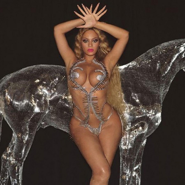 ‘Renaissance‘ u prvi plan stavlja neopjevane pionire klupske glazbe: crne začetnike čikaške i detroitske techno i house scene te ballroom zajednicu