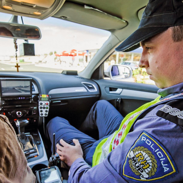 Policijski službenici u akciji nadzora/Ilustracija