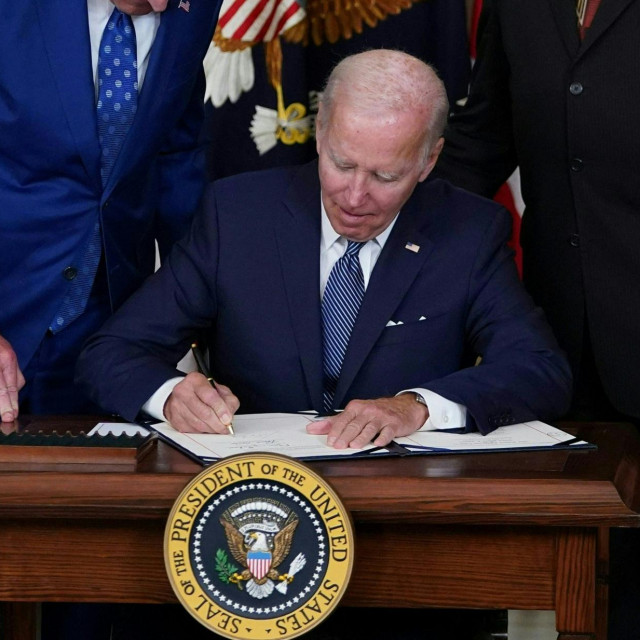 Oslabljeni lanjskim kaotičnim povlačenjem iz Afganistana, upornom epidemijom covida i najvišom inflacijom u zadnjih 40 godina, Bidenova administracija je imala tešku godinu