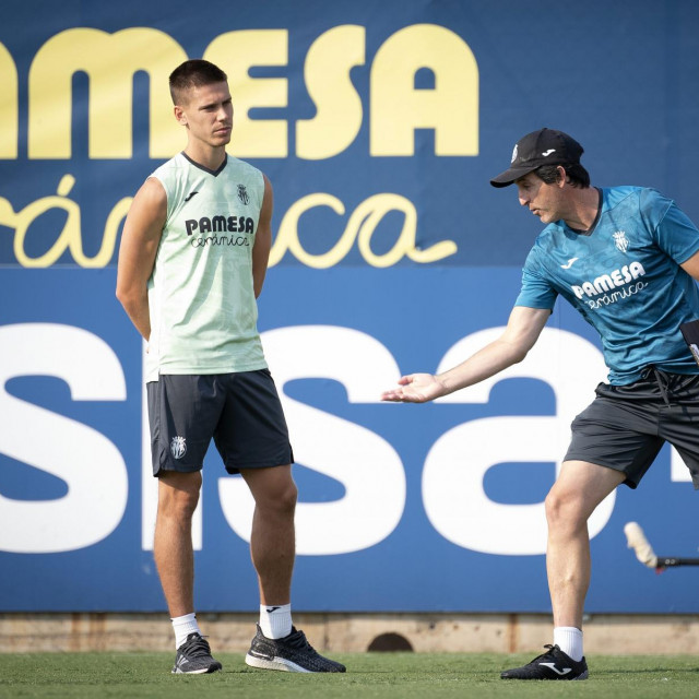 Juan Foyth i Unai Emery na treningu dan uoči okršaja s Hajdukom