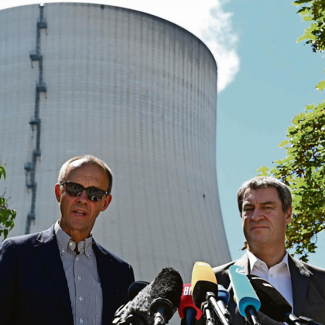 Friedrich Merz (lijevo) i premijer Bavarske Markus Söder pred nuklearnom elektranom Isar u Essenbachu