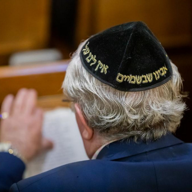 Židov proučava svete spise u sinagogi/Ilustracija