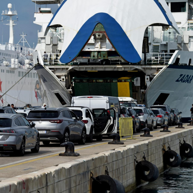 Luka puna brodova i automobila


 