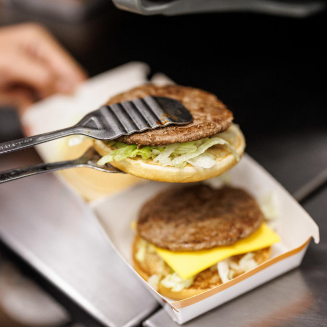 Jedan je korisnik internetskog foruma Reddit 2020. godine rekao da je McDonald‘sov cheeseburger velik ”poput keksića”