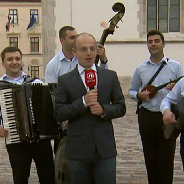 Mislav Bago s tamburašima