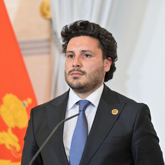 Abazović je ranije ustvrdio da iza inicijative za njegovu smjenu stoji građevinski koncern Bemax, tvrtka za koju tvrdi da je umiješana u krijumčarenje cigareta