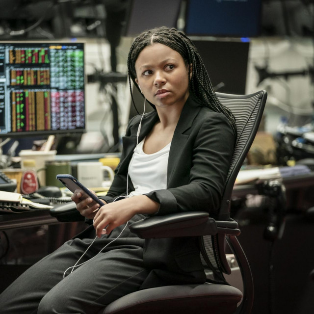 Glavna junakinja je Harper Stern (Myha‘la Herrold), mlada Amerikanka sumnjive prošlosti