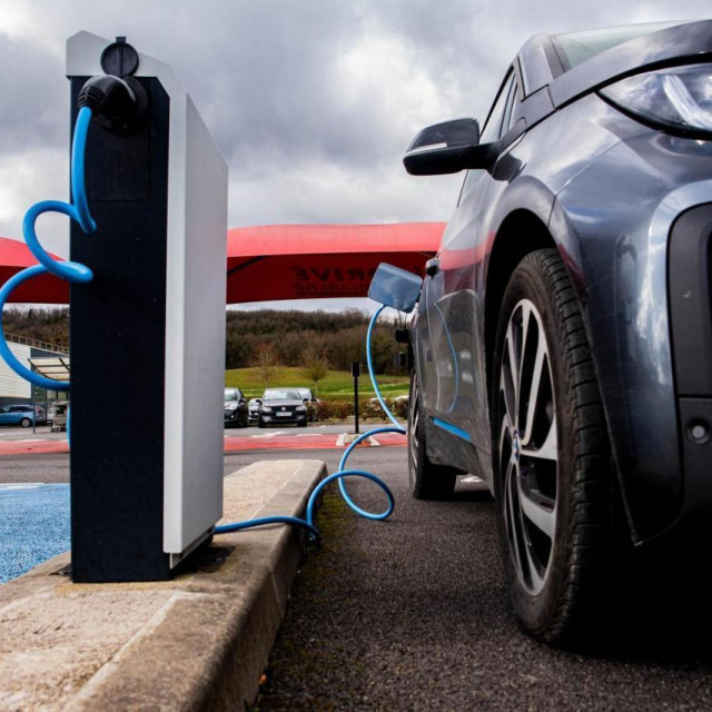 Punjenje električnog automobila