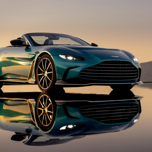 2023. Aston Martin V12 Vantage Roadster