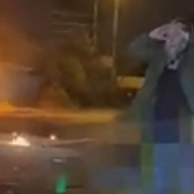 Aleksandar Dugin se hvata za glavu kraj zapaljenog automobila njegove kćeri Darje