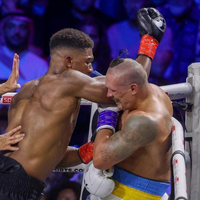 Ukraine‘s Oleksandr Usyk (R) and Britain‘s Anthony Joshua (L)  