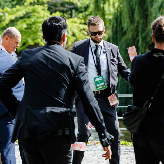 Olaf Scholz i prosvjed obnaženih aktivistkinja