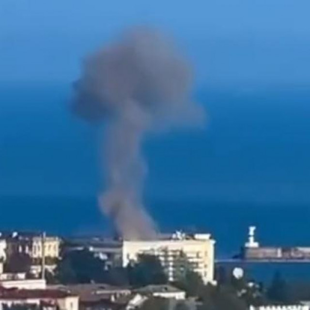 Isječak iz snimke na kojoj se navodno može vidjeti dim koji suklja kod sjedišta Crnomorske flote u Sevastopolju