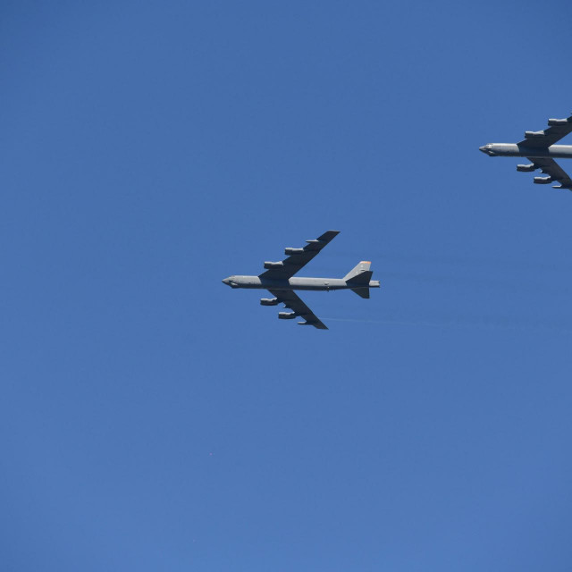 Prelet američkih strateških bombardera U.S. B-52 Stratofortres nebom iznad Dubrovnika