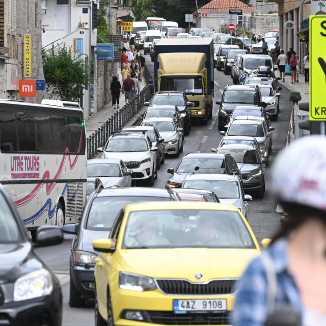 Prometna gužva na prilazu trajektnoj luci u Splitu
 