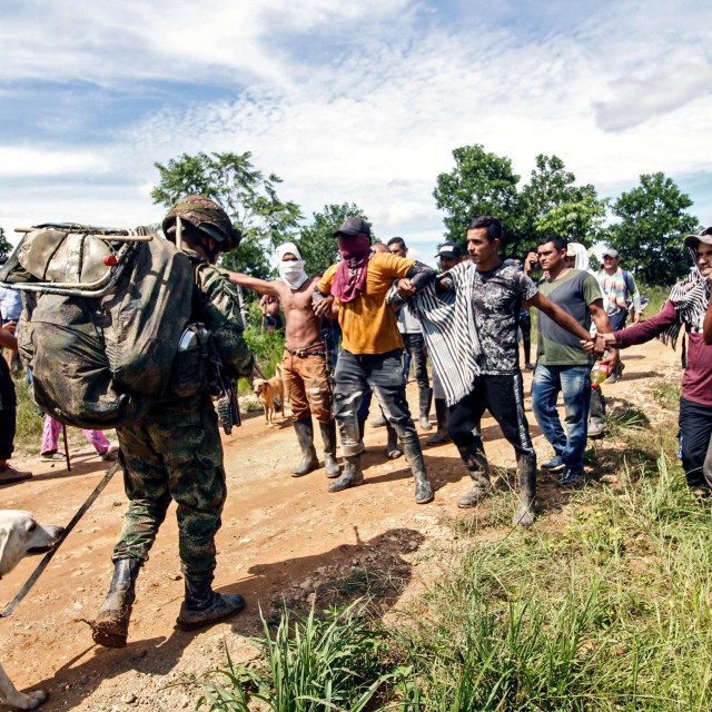 Radnici na plantaži kokaina u Kolumbiji blokiraju pristup vojnicima