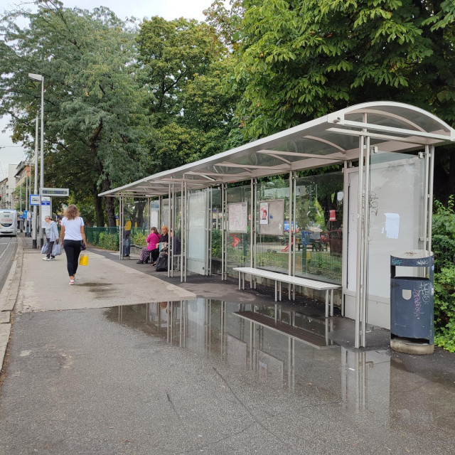 Nova tramvajska stanica na Trešnjevačkom trgu nakon kiše