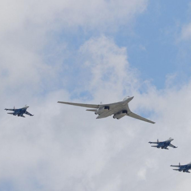 Ruski bombarder u pratnji lovaca/Ilustracija