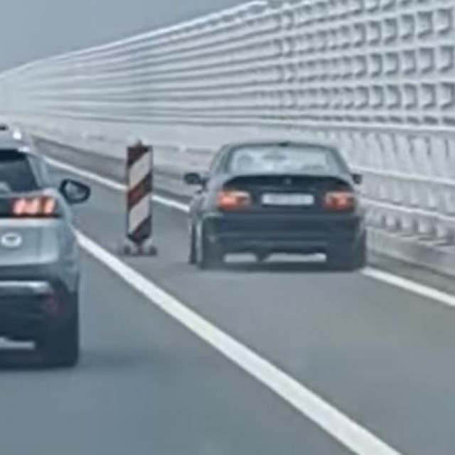 Snimka opasnog pretjecanja na Pelješkom mostu