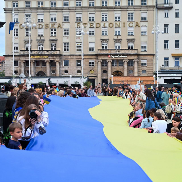 Okupljanje na Trgu bana Josipa Jelačića