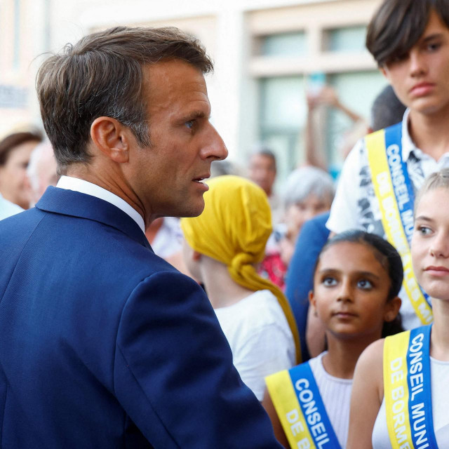Francuski predsjednik Emmanuel Macron u razgovoru s građanima