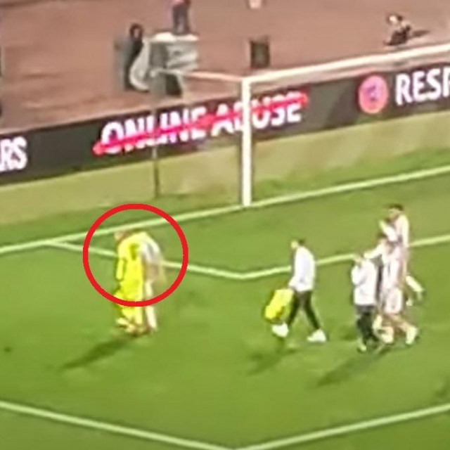Kapetan Borjan zagrlio je uplakanog Pavkova i odveo ga do navijača pod tribinu