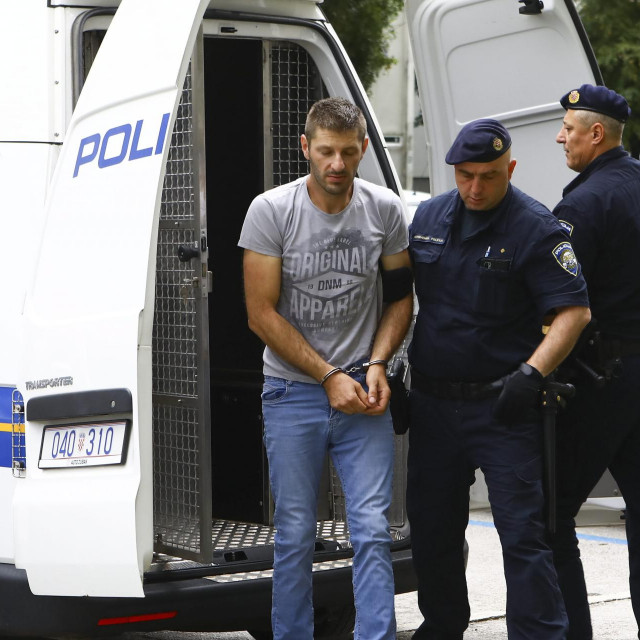 Privođenje muškarca koji je osumnjičen da je u Gospiću nožem izbo suprugu i mladića