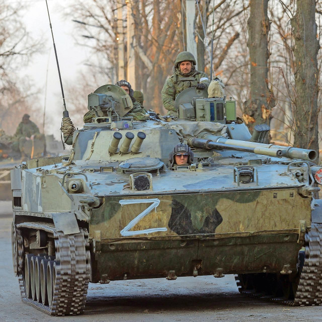 Prvog dana agresije ruske snage iskrcale su se u Mariupolju te lansirale krstareće i balističke projektile na aerodrome, vojno zapovjedništvo i skladišta u Harkivu, Kijevu i Dnipru