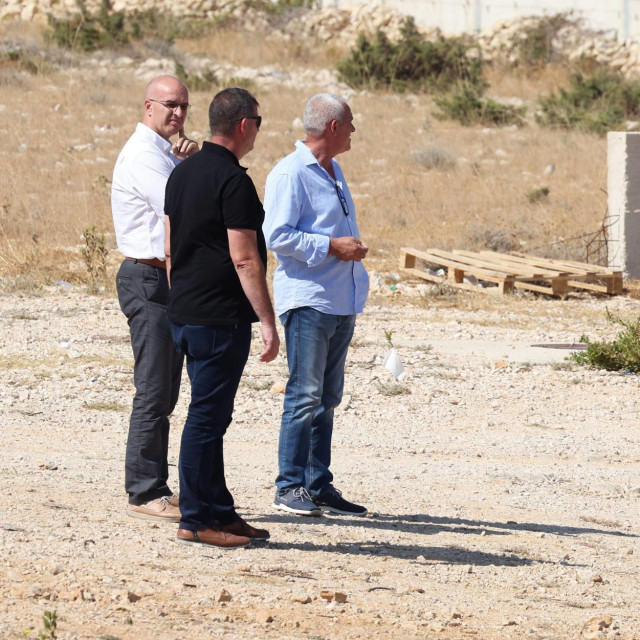 U Kolanjskom Gajcu na Pagu, na području Katarelca, iz vatrenog oruzja je u četvrtak oko šest sati ranjen muškarac, koji je umro u vozilu Hitne pomoći