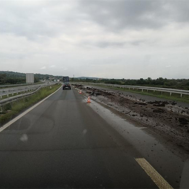 Stajsko gnojivo rasulo se po autocesti