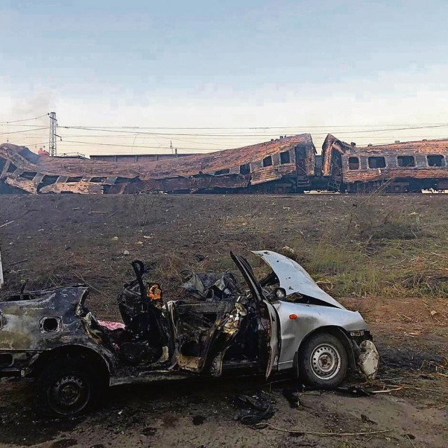 Četiri rakete pogodile su vlak u Čaplinama, oštetivši vagone, obližnju nestambenu zgradu i osobne automobile. U granatiranju stambenog prostora i željezničkog kolodvora ranjena je 31 osoba, a smrtno je stradalo najmanje 25 civila, od čega dvoje djece