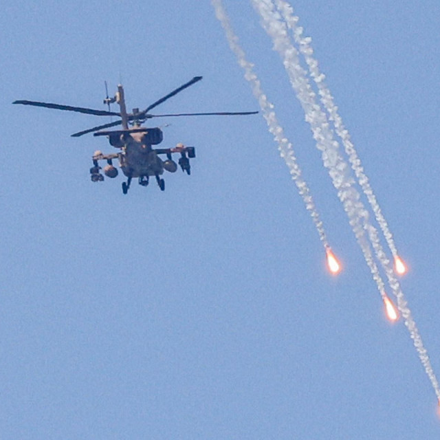 Izraeski vojni helikopter ispaljuje rakete, arhivska snimka