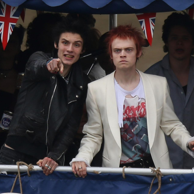 Louis Partridge kao Sid Vicious i Anson Boon kao Johnny Rotten u sceni iz serije