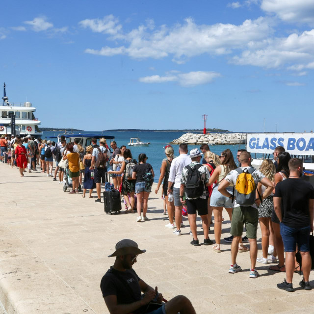 Turisti čekaju brod za Brijune