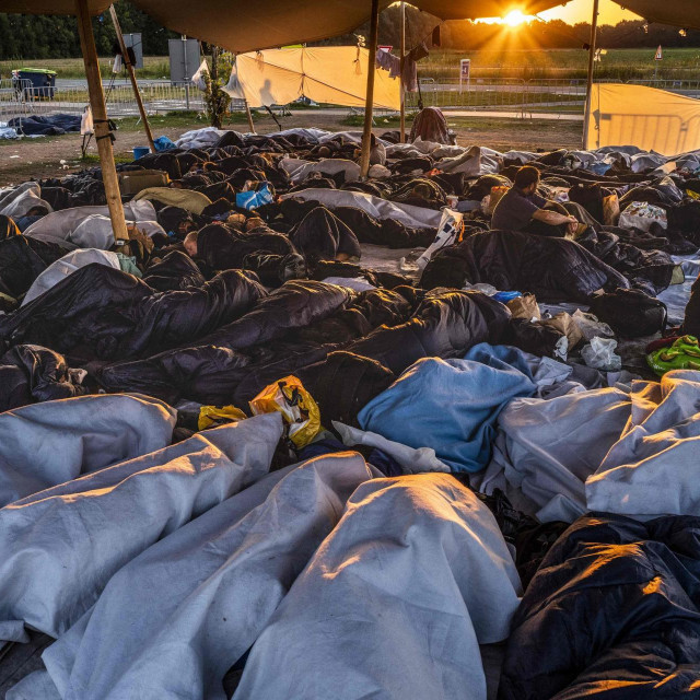 Stotine azilanata spava ispred ulaza u prihvatni centar u Ter Apelu u Nizozemskoj