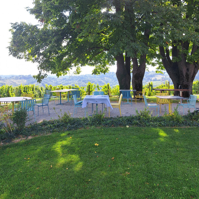 Prelijepa terasa ispred restorana i vinarije Korak