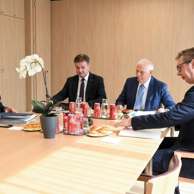 Albin Kurti (krajnje lijevo) i Aleksandar Vučić (krajnje desno)