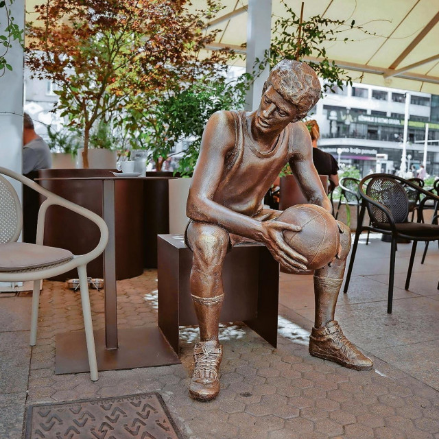 Među 12 kipova u središtu Zagreba mjesto je pronašao i kip Dražena Petrovića