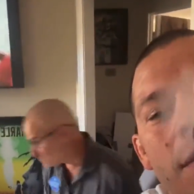 Zaposlenik USADA-e i Nate Diaz (desno)