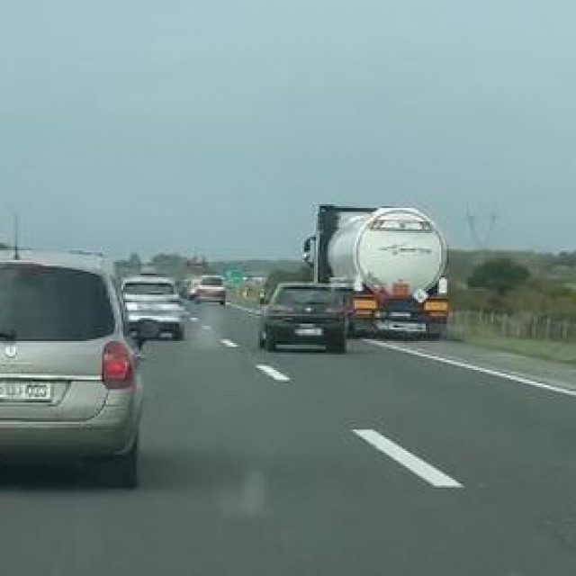 Pretjecanje kamionom cisternom po zaustavnoj traci