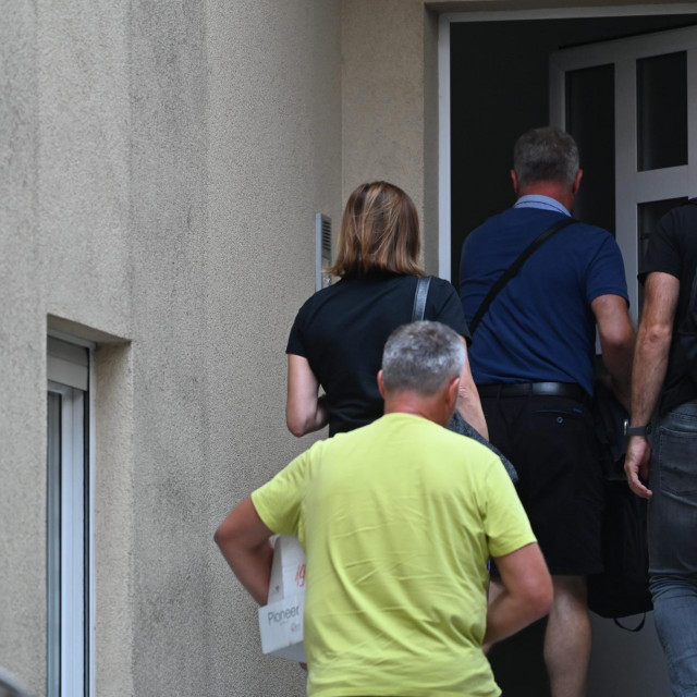 Djelatnici USKOK-a dovode na pretres prostorija uhicenika Josipa Šurjaka, predsjednika Hrvatske odvjetničke komore