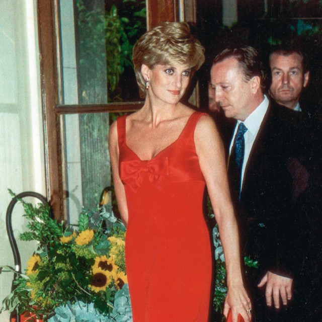 Dama u crvenom za gala večeru u Parizu 1995.