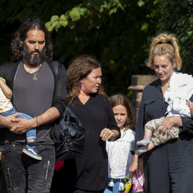 Russell Brand sa suprugom Laurom i kćerima Alice i Gracie.
 