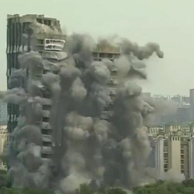 Rušenje nebodera u blizini Delhija