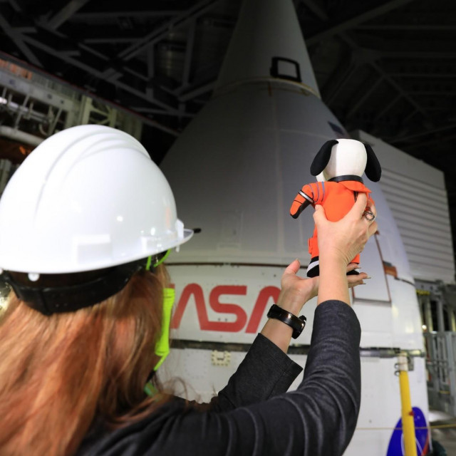 Figurica Snoopya i raketa Artemis
